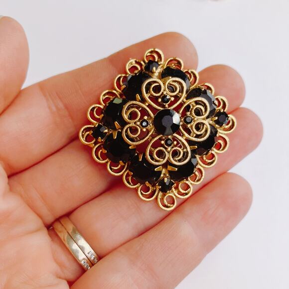 Vintage Gold Filigree Brooch Black Glass Rhinestones Scrollwork Tiered Layered - Picture 6 of 8